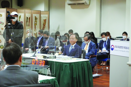 주미대사관 국정감사에서 이수혁 대사(가운데)가 의원 질의를 듣고 있다.
