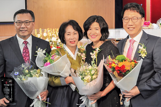 사진 왼쪽부터 이창후 원로목사·이영숙 사모 부부, 안진향 사모·안광진 담임목사 부부가 기념촬영을 하고 있다.