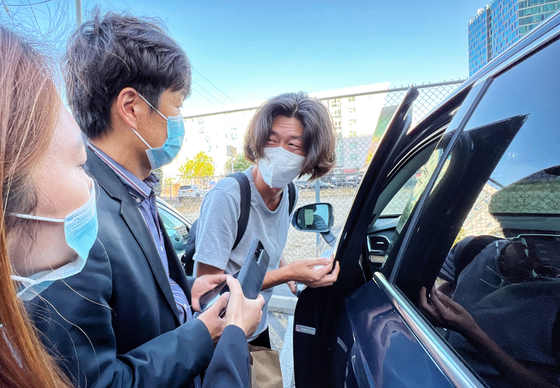  15일 LA총영사관 주차장에서 남욱(왼쪽) 변호사가 본지기자와 인터뷰를 하고 있다. 김상진 기자