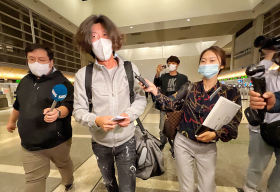 16일 출국 직전인 남욱(가운데) 변호사가 LA국제공항에서 취재진 질문에 답하고 있다. 김상진 기자