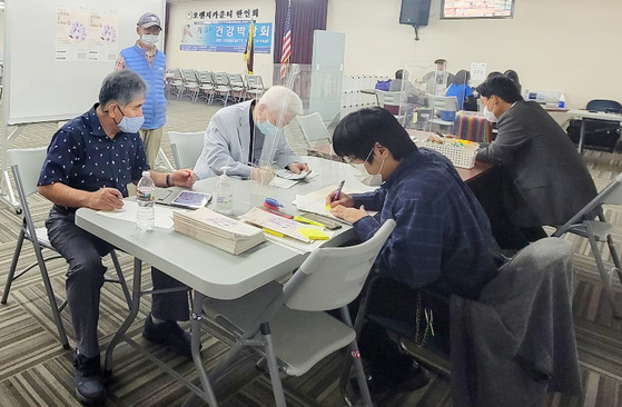 OC한인회관의 한국 대선 재외선거인 등록 신청 접수가 15일 시작됐다. 등록은 내년 1월 8일까지 매주 금요일 오전 10시~오후 2시까지 예약 없이 할 수 있다. 신청 시 여권, 주민등록 번호, 이메일 주소를 제출해야 한다. ▶문의: (714)530-4810. 접수 첫날 권석대(왼쪽 끝) 한인회장을 포함, 20여 명이 등록을 마쳤다.［한인회 제공］