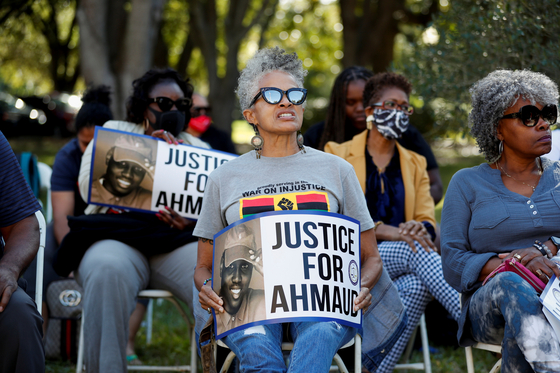  18일 아머드 아버리 재판이 열린 글린 카운티 법원 앞에서 공정한 재판을 요구하는 시위가 열리고 있다. [로이터