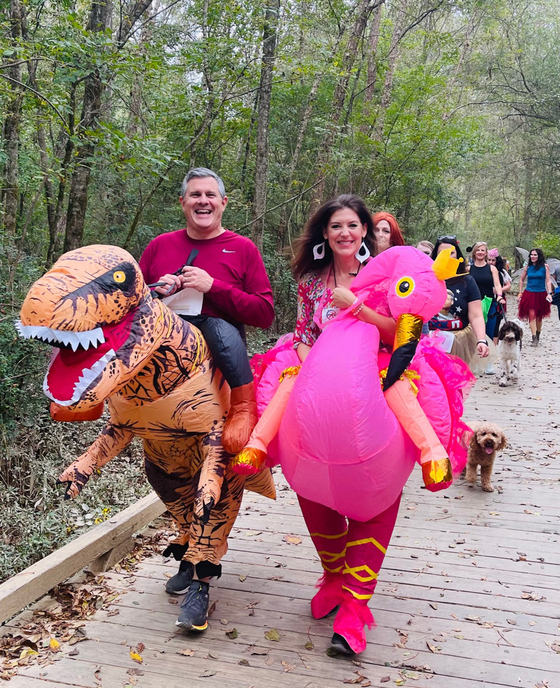 안 뛰어도 좋아 - 무서운 공룡과 예쁜 새 옷을 입은 커플이 즐겁게 걷고 있다. 