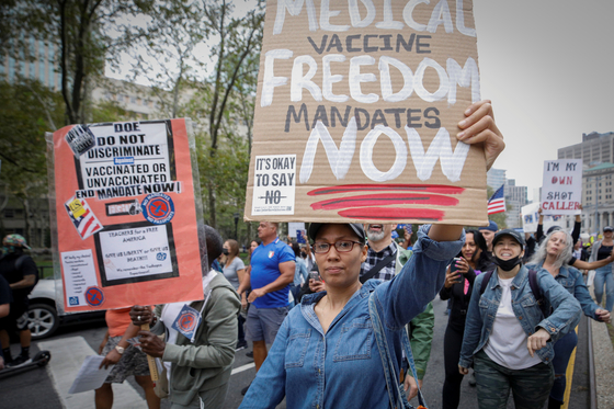 뉴욕에서 백신 의무화에 반대하는 시위대들이 행진하고 있다. 사진/로이터