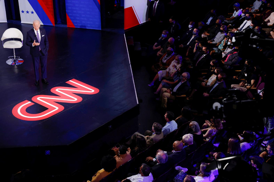 조 바이든 대통령(왼쪽)이 21일 메릴랜드주 볼티모어에서 열린 CNN 타운홀 미팅 행사에서 인프라 투자의 필요성에 대해 주민들에게 설명하고 있다. [로이터] 