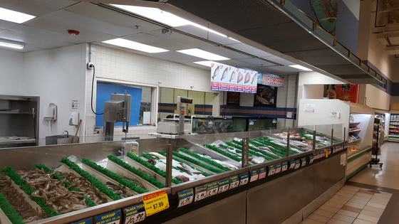 수퍼 지마트는 여러 나라의 다양한 식료품을 취급하고 있다. 오는 12월 파인빌에 3호점이 문을 연다. 사진은 샬롯 지점 수산물 코너. [사진= 수퍼 지마트]