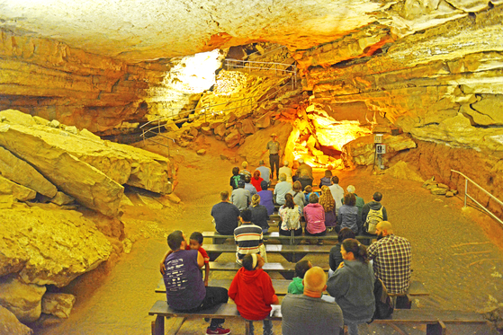 매머드 동굴 안의 원형 공간. 200여명이 동시에 들어가 앉을 수 있을 만큼 넓다.
