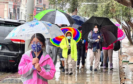 25일 남가주 일대에 폭우가 쏟아졌다. 학교수업을 마친 로버트 케네디 초등학교 학생들이 하교하고 있다. 김상진 기자