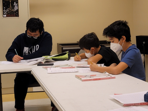 지난 23일 둘루스 냇가에 심은 나무 한국학교에서 학생들이 원고지에 글을 쓰고 있다. [사진= 냇가에 심은 나무 한국학교]