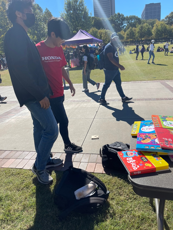 지난 26일 애틀랜타에 있는 조지아텍 캠퍼스 스카일스 워크웨이에서 학생들이 딱지를 치고 있다. [사진= KUSA]