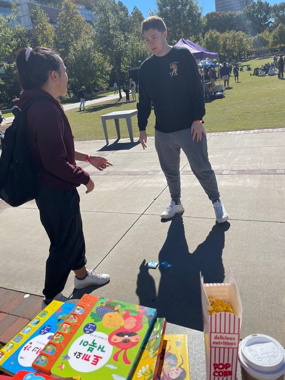 지난 26일 애틀랜타에 있는 조지아텍 캠퍼스 스카일스 워크웨이에서 학생들이 딱지를 치고 있다. [사진= KUSA]