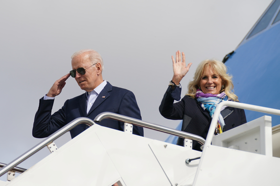 바이든 대통령이 28일 예산 절충안을 제시한 뒤 앤드류스 공군기자에서 유럽순방을 위해 질 바이든 여사와 함께 에어포스 원에 오르고 있다. [로이터] 