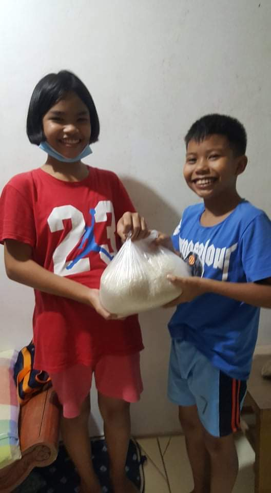 필리핀 ‘깜덴 나눔공동체’에서 나눠준 사랑의 쌀을 받고 기뻐하고 있는 사람들. 홍성욱-김한나 선교사 부부는 매달 5kg씩 200여 가정에 사랑의 쌀 나눔 사역을 하고 있다.