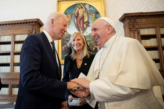 조 바이든 대통령(왼쪽)과 프란치스코 교황이 29일(현지시간) 바티칸에서 만나 인사하고 있다. 바이든 대통령은 30~31일 주요 20개국(G20) 정상회의에 참석하기 위해 이탈리아 로마를 방문했다. [로이터]