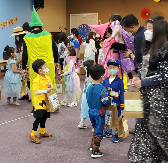 지난 31일 로렌스빌에 있는 애틀랜타 섬기는교회에서 어린이들이 코스튬을 입고 홀리 윈 행사에 참여하고 있다.