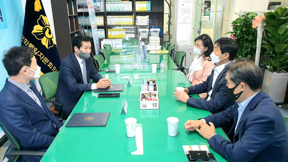 지난달 28일 오후 서울 광진구 평통 사무실에서 애틀랜타 협의회 관계자들과 광진구 협의회 관계자들이 사업 및 정보 교류 방안에 대해 논의하고 있다.