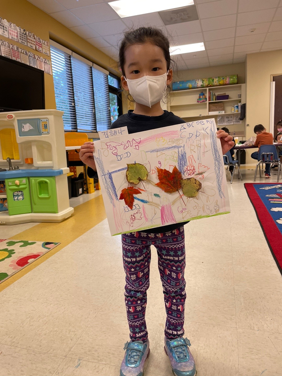 김해나 학생이 '가을'을 주제로 그린 그림을 보여주고 있다. [사진= 냇가에 심은 나무 한국학교]