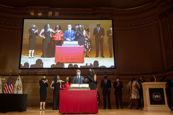 카멀라 해리스 부통령(왼쪽)이 1일 뉴욕을 방문해 맨해튼 카네기홀에서 열린 전국행동네트워크 창립 30주년 기념식에 참석해 연설했다. 이날 행사에서 알 샤프턴 목사(연단)가 기념 케이크를 커팅하고 있다. [로이터]