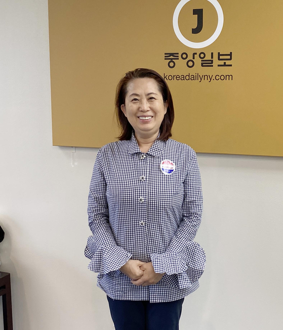 2일 뉴욕중앙일보를 방문한 이정혜 KOWIN 뉴욕챕터 회장이 오는 6일 개최되는 온라인 컨퍼런스에 많은 참여를 당부했다.