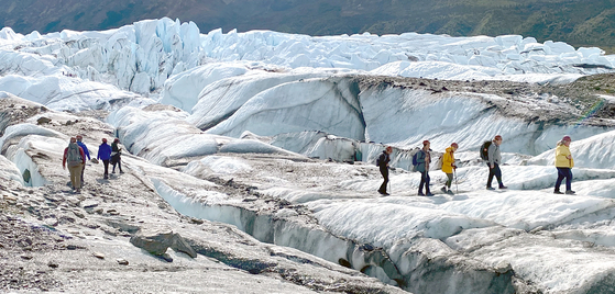 알래스카에서 가장 아름다운 빙하 중 하나로 손꼽히는 마누츠카 빙하. 지금까지 알래스카에서 발견된 가장 오래된 빙하의 연령은 약 3만년에 달하는 것으로 알려졌다. 투어객들이 인솔 가이드를 따라가고 있다. [사진=하기환 회장 제공]