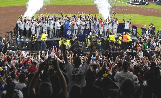 브레이브스 선수들이 6차전이 치러진 휴스턴 미닛메이드 파크에서 월드시리즈 우승 트로피를 받으며 환호하고 있다. 사진 / 로이터