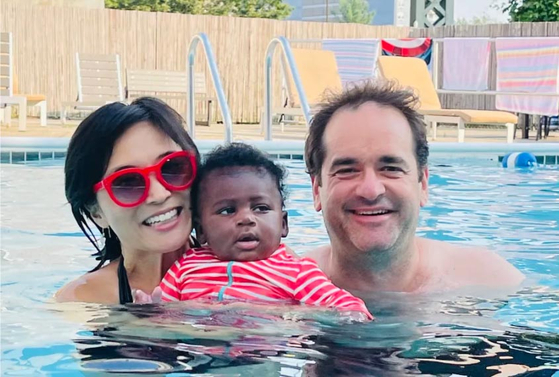 캐롤린 선씨가 아들 올리버, 남편 앤드류와 함께 수영장에서 찍은 사진. [캐롤린 선씨 제공] 