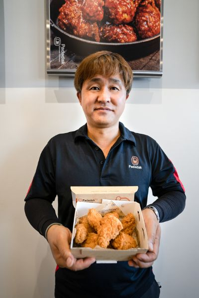 파다닥 코리안 치킨 스크립스 파웨이점의 스캇 남 점장이 크런치 프라이드 치킨을 소개하고 있다.