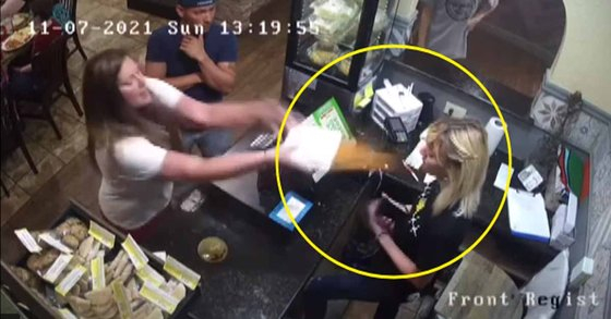  텍사스의 한 레스토랑에서 한 손님이 직원의 얼굴에 수프를 던지고 있다. [KCENT-TV유튜브 캡처]