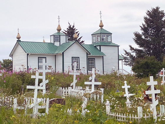 러시아 정교회와 주변 묘지 모습. 여전히 러시아어를 사용하는 마을이 있다고 한다.