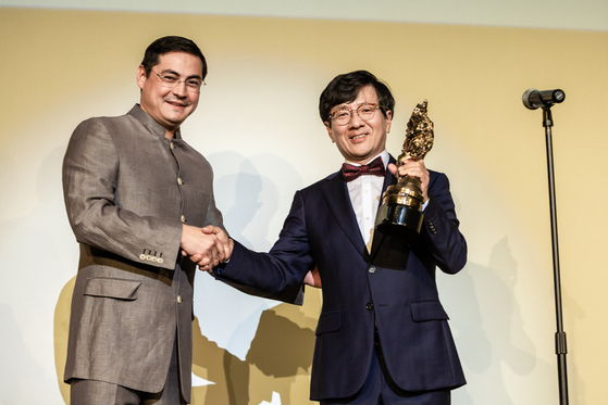 11일 2021년 아시안 월드 영화제(AWFF) 폐막식 행사에서 LA 한국문화원 박위진 원장이 AWFF에서 처음 선정한 '엔젤 어워드(Angel Award)' 상을 수상했다. [LA한국문화원]