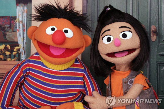  세서미 스트리트 캐릭터 '어니'(왼쪽)가 새 캐릭터인 한국계 '지영'(오른쪽)과 포즈를 취하고 있다. [AP=연합뉴스] 
