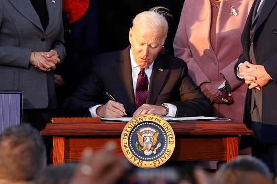 조 바이든 대통령이 15일 1조2000억 달러 규모의 인프라 법안에 서명하고 있다.. 사진 / 로이터