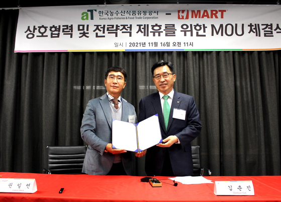 H마트 권일연 대표(왼쪽)와 한국농수산식품유통공사(aT) 김춘진 사장(오른쪽)은 16일 뉴저지 H마트 본사에서 양사의 협력과 전략적 제휴를 위한 업무협약(MOU)을 체결했다.