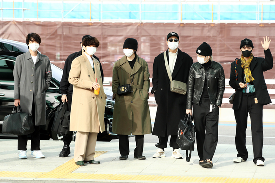 17일 오후 인천국제공항 제2터미널을 통해 출국하는 BTS. 사진 / 연합뉴스