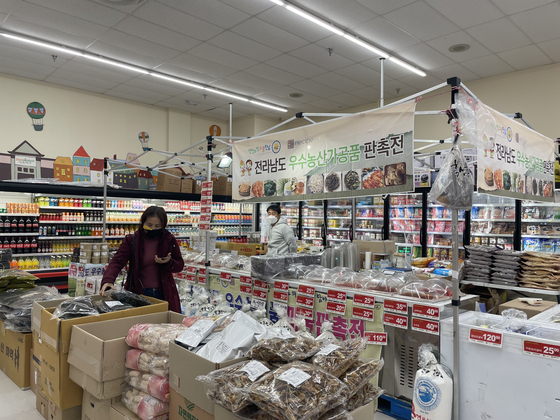 지난 17일 둘루스 시온마켓에서 한 고객이 전라남도 우수농산가공품 판촉전 상품을 살펴보고 있다. 