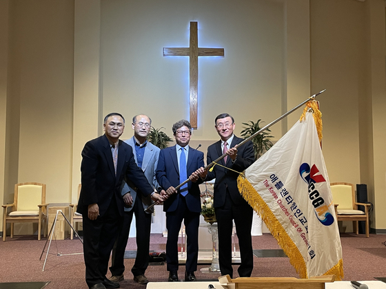 18일 스와니 예수소망교회에서 백성봉 목사가 2022년 신임 회장으로 선출된 김상민 목사에게 협의회기를 전달했다. 왼쪽부터 백 목사, 남궁전 목사, 이제선 목사, 김 목사. 