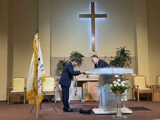 18일 스와니 예수소망교회에서 백성봉(오른쪽) 목사가 이제선 목사에게 감사패를 전달했다.