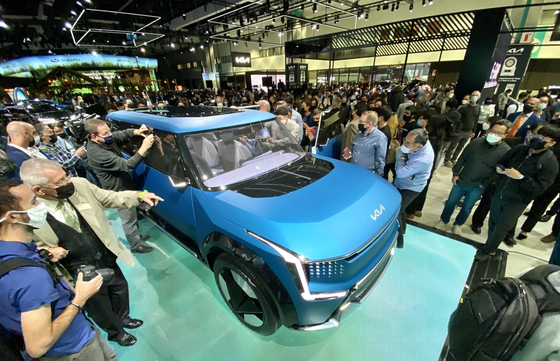 LA컨벤션센터에서 17일 개막한 LA오토쇼에서 기아가 공개한 전기 SUV ‘더 콘셉트 EV9’에 몰린 업계 및 미디어 관계자들. 박낙희 기자