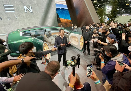 LA컨벤션센터에서 17일 개막한 LA오토쇼에서 현대차 디자인 담당 이상엽 전무가 대형 전기 SUV 콘셉트 모델 ‘세븐’을 소개하고 있다. 박낙희 기자