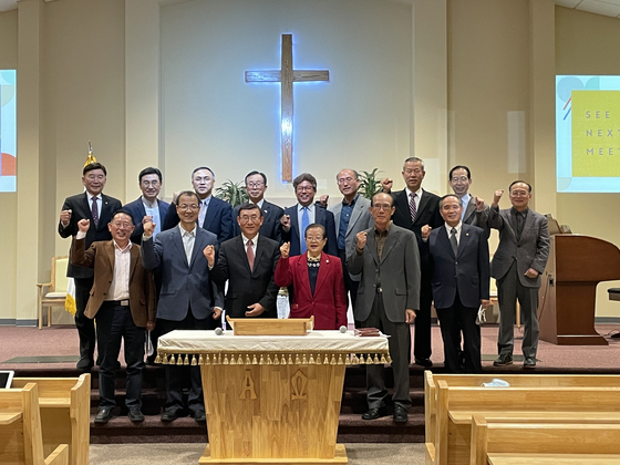 18일 스와니 예수소망교회에서 교회협의회 2021 정기총회 참석자들이 기념 촬영을 했다.