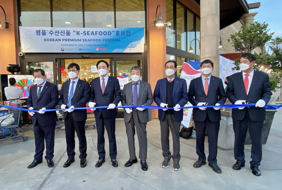 19일 H마트 부에나파크점에서 열린 대한민국 명품 수산물 홍보전 개막식에서 한국 수협중앙회 임준택(왼쪽에서 세번째)회장 등 관계자들이 테이프 커팅을 하고 있다. 박낙희 기자