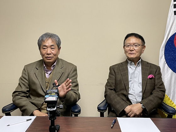 지난 22일 오후 둘루스에서 35대 회장으로 선출된 이홍기(오른쪽) 당선인과 배기성 35대 회장직 인수위원장이 앞으로의 계획을 발표하고 있다.
