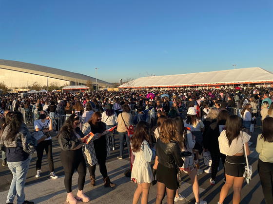  BTS의 LA 공연 첫날인 27일 소파이(SoFi) 스타디움 퍼플존 주차장에 마련된 굿즈 판매대 앞에 수많은 팬들이 뙤약볕 속 줄을 서고 있다.