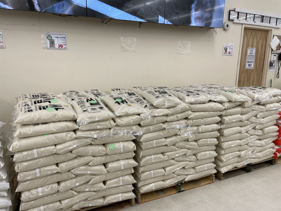 지난 29일 오전 둘루스 시온마켓에서 착한 하얀쌀 2021년 햅쌀이 진열돼 있다. 