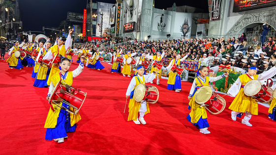 미주 청소년 예술단의 장구춤 무용단이 할리우드를 행진하고 있다. 김상진 기자
