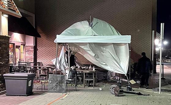 지난 24일 오후 불어닥친 강풍으로 어바인의 쇼핑몰 내 야외 식당 천막이 찢어지고 기물이 넘어졌다. 