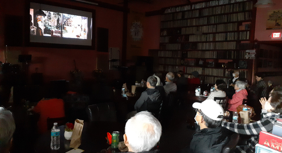 지난달 28일 둘루스 카페 로뎀에서 좋은영화 페스티벌 참석자들이 영화를 보고 있다. [사진= 카페로뎀]