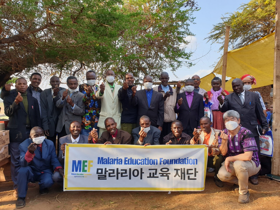 박종원(앞줄 오른쪽 첫 번째) 목사가 지난 9월 25일 탄자니아 감리교 목사들과 탄자니아 만야라에서 현지 부족어 성경책과 장학금을 전달한 후 한자리에 섰다. [사진= MEF]
