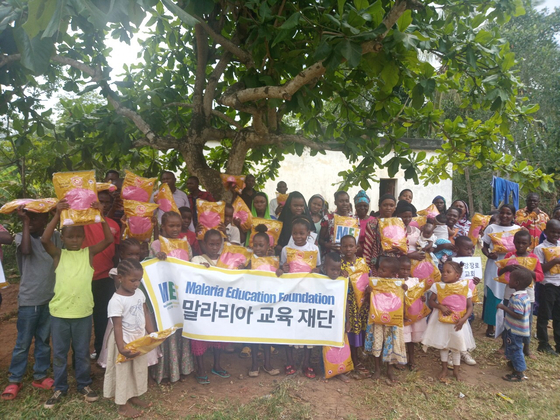 지난 10월 27일 탄자니아 잔지바르 섬 어린이들이 말라리아교육재단의 모기장 선물을 받은 뒤 기념 촬영을 했다. [사진= MEF]