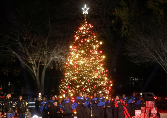 2일 워싱턴DC 백악관 남쪽 엘립스 공원에서 연례 백악관 크리스마스 트리 점등식 행사가 열렸다. 조 바이든 대통령 부부가 참석한 가운데 열린 이 행사에서 가스펠 합창단이 공연하고 있다. [로이터] 